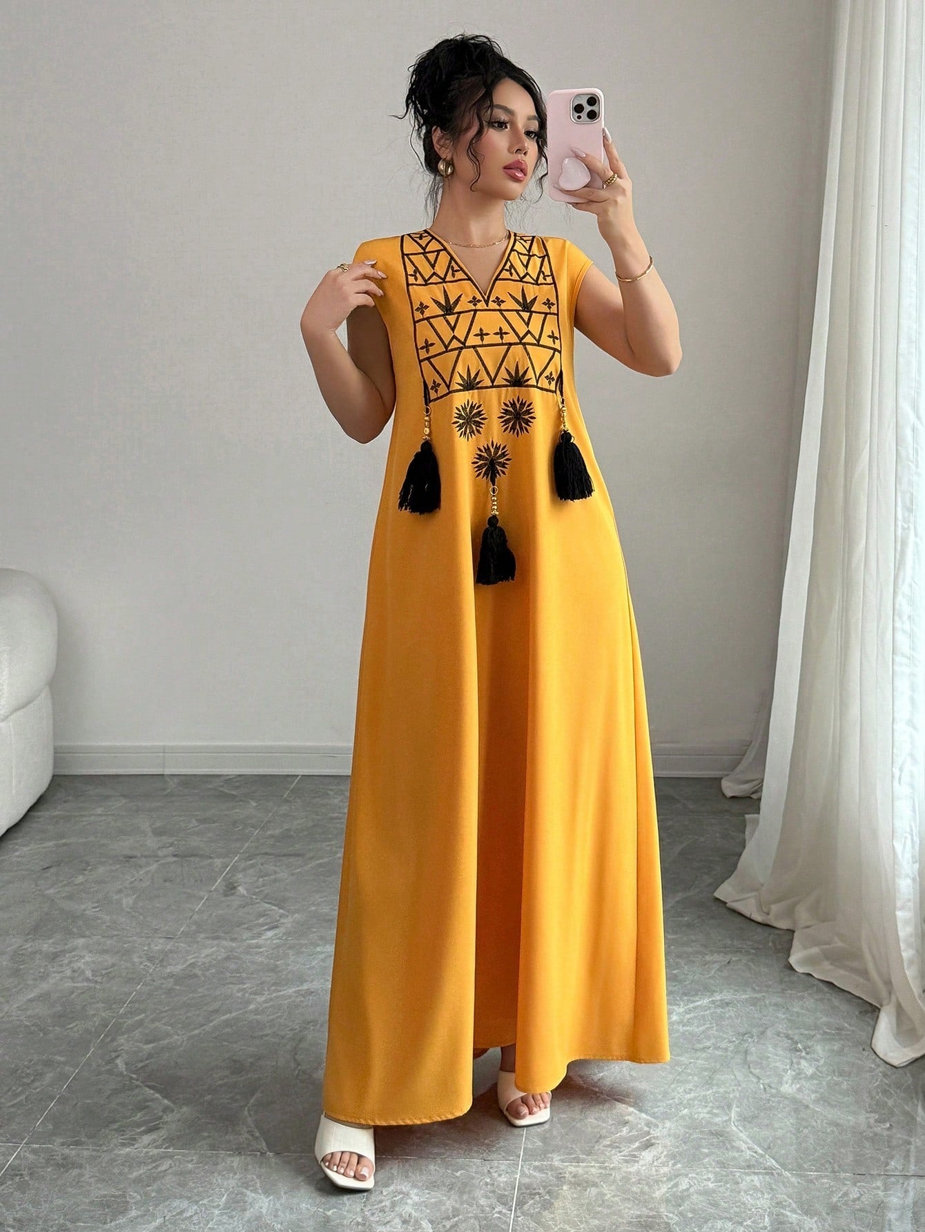 SHEIN Rafferiza فستان مستقيم فضفاض بياقة V بنمط مطرز وشراريب