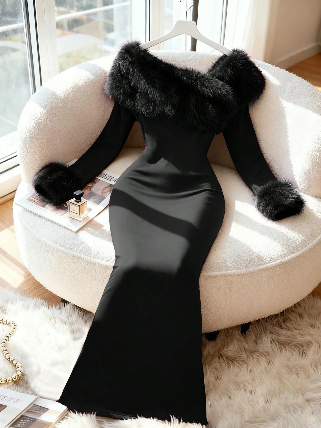 SHEIN Modelyn فستان أسود طويل شتوي بياقة فرو وكتف مكشوف