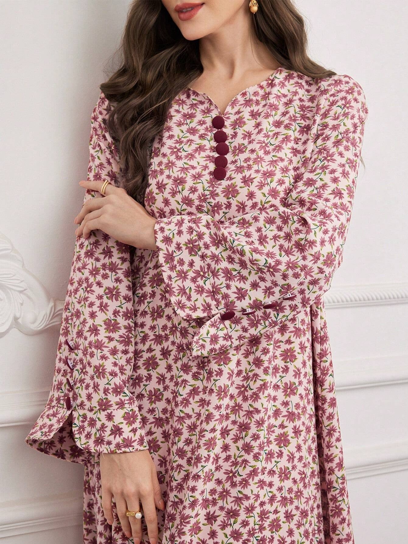 SHEIN Al Najma فستان بطبعات زهور وأكمام جرس وياقة مخدودة