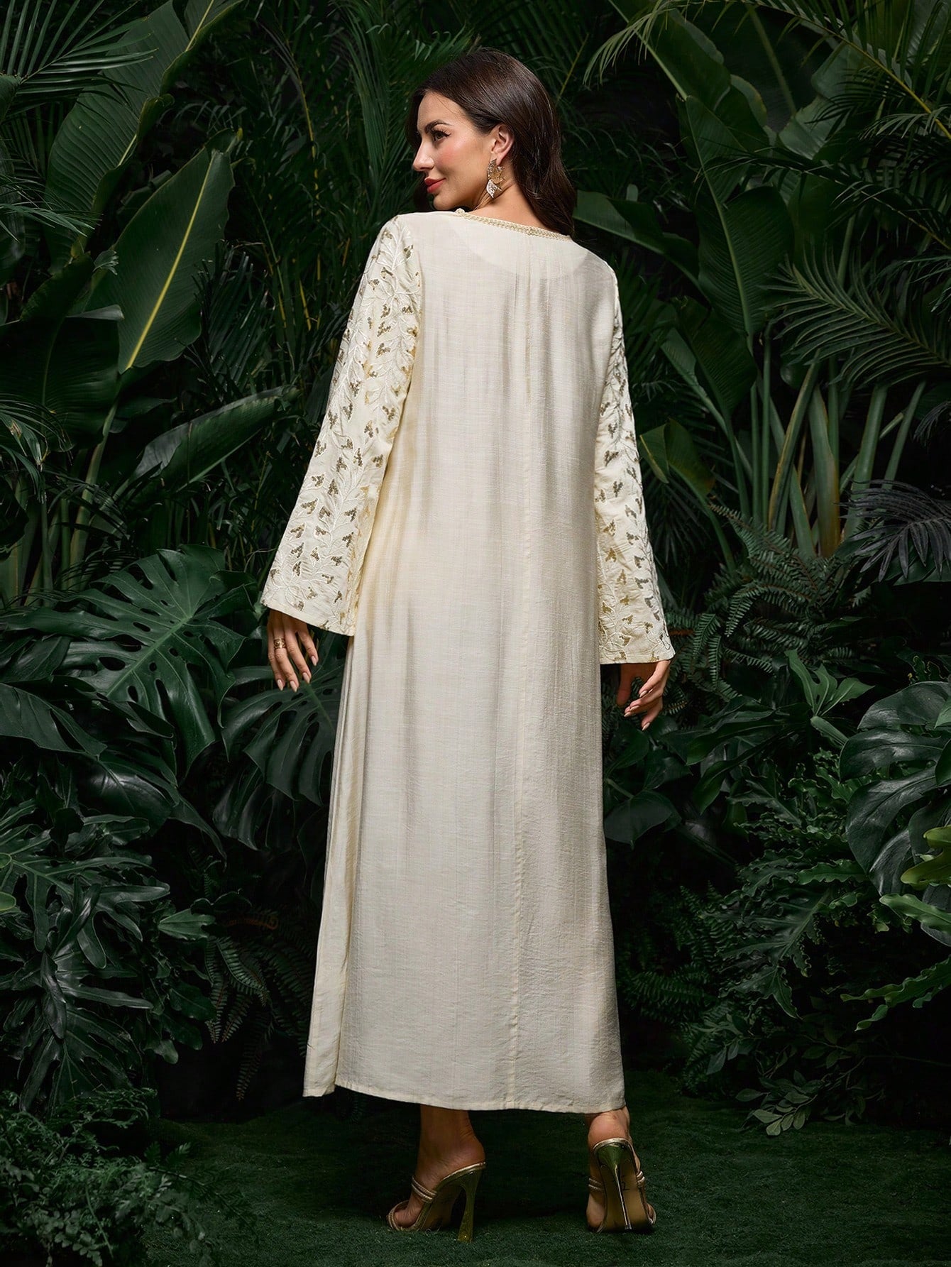 SHEIN Al Najma فستان رقبة V فضفاض بتطريز عربي أنيق