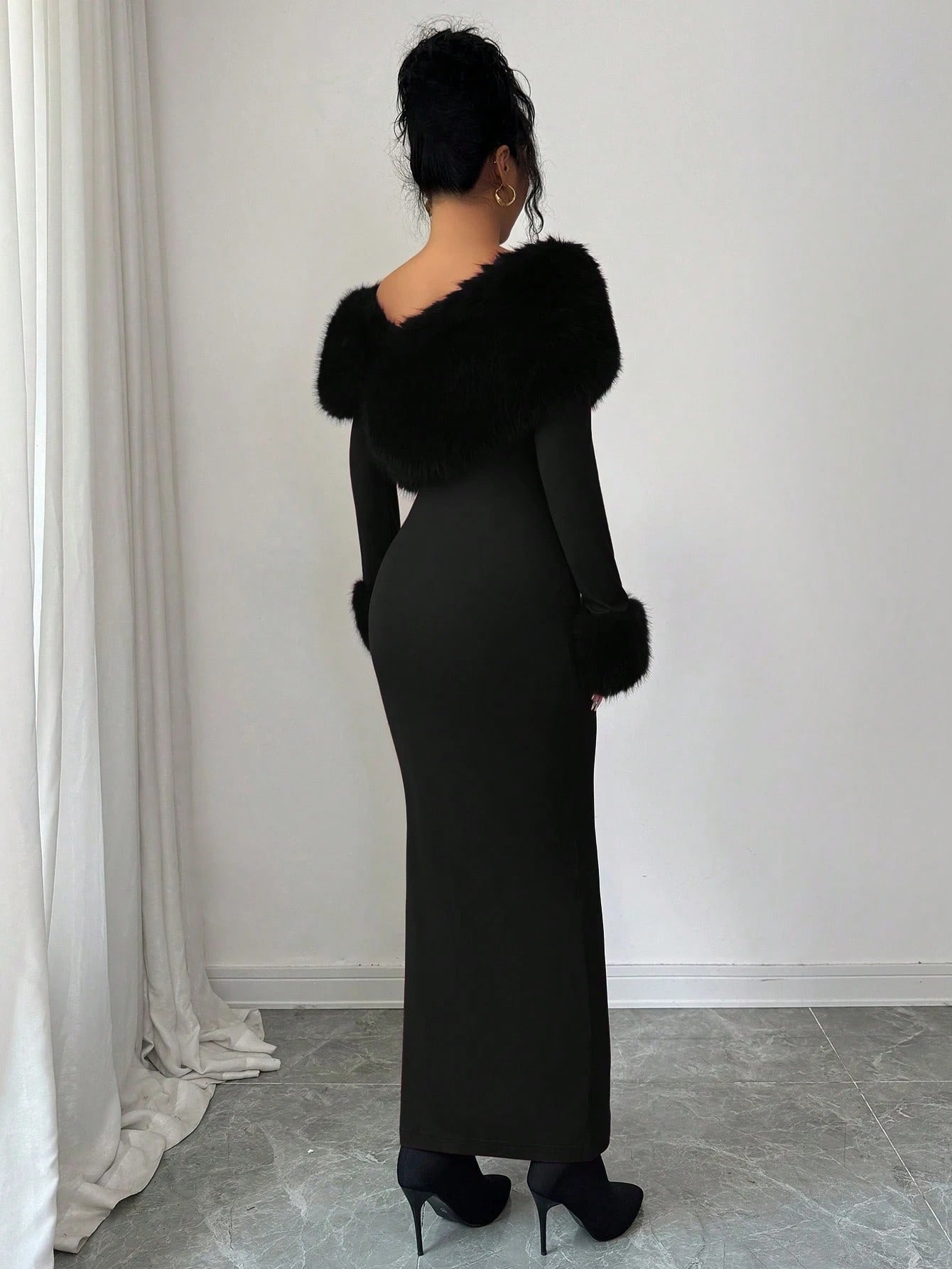 SHEIN Modelyn فستان أسود طويل شتوي بياقة فرو وكتف مكشوف