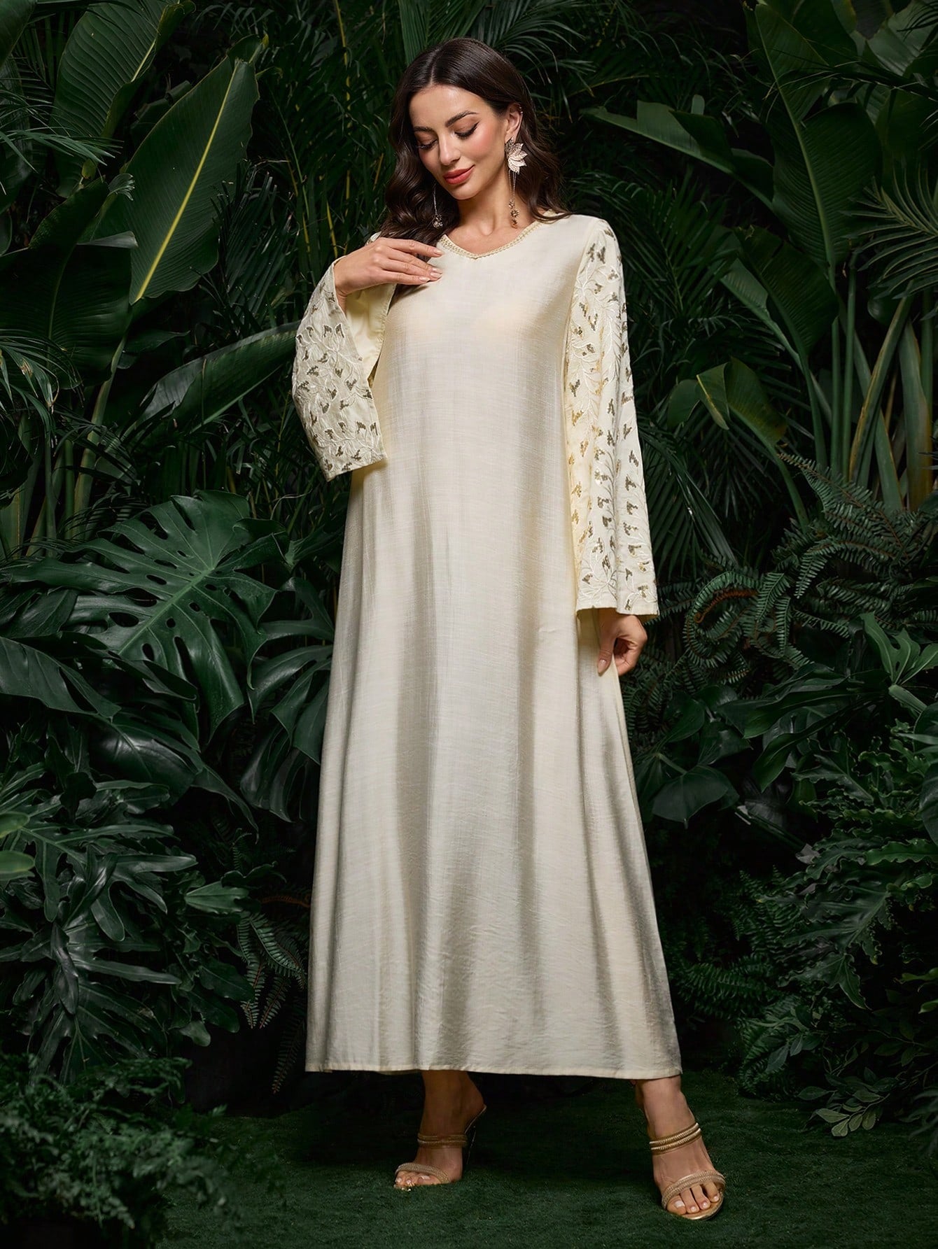 SHEIN Al Najma فستان رقبة V فضفاض بتطريز عربي أنيق