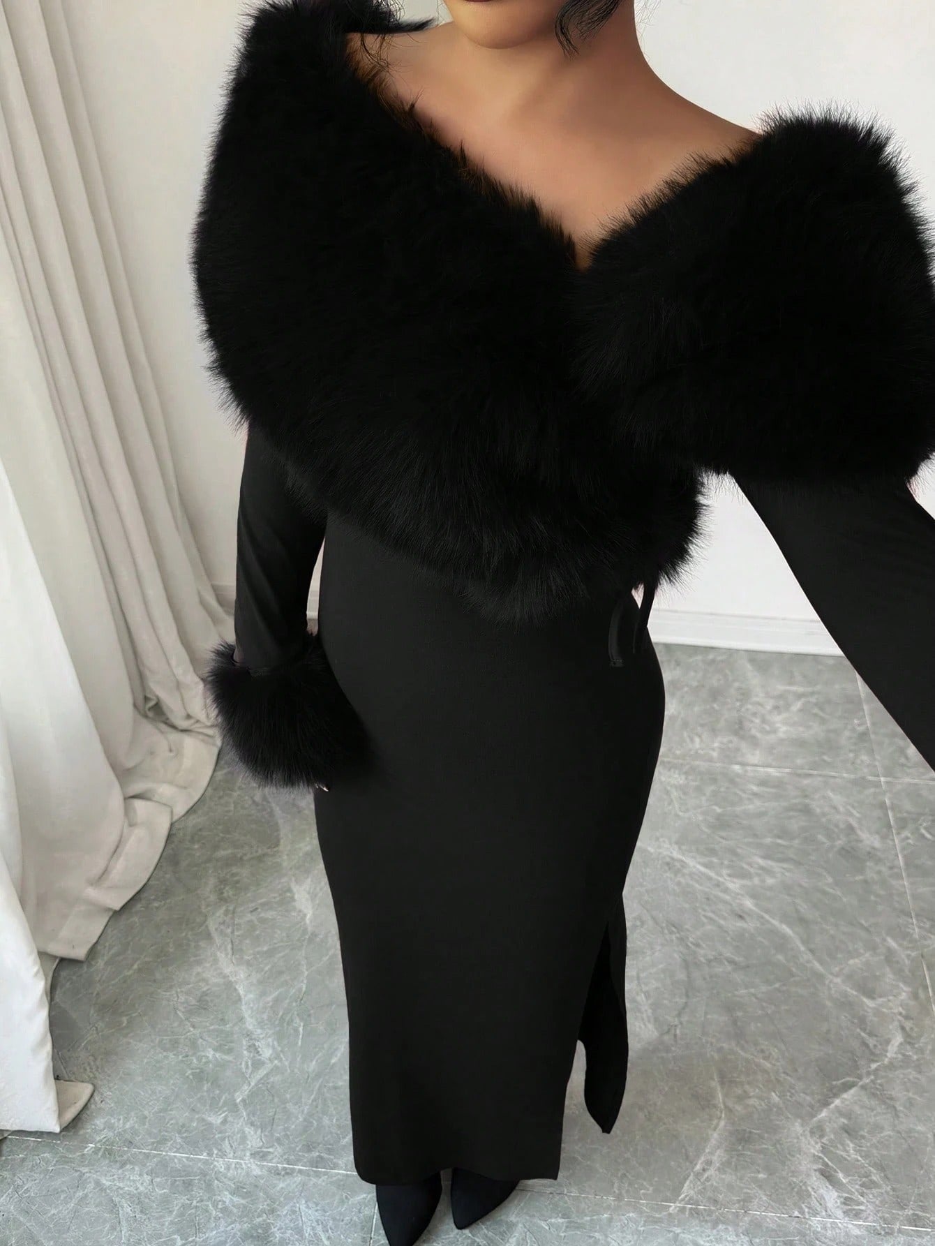 SHEIN Modelyn فستان أسود طويل شتوي بياقة فرو وكتف مكشوف