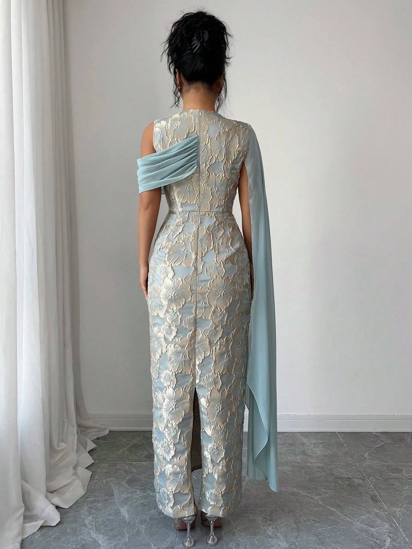 SHEIN Elenzga فستان ماكسي جاكارد ذهبي بوشاح شيفون