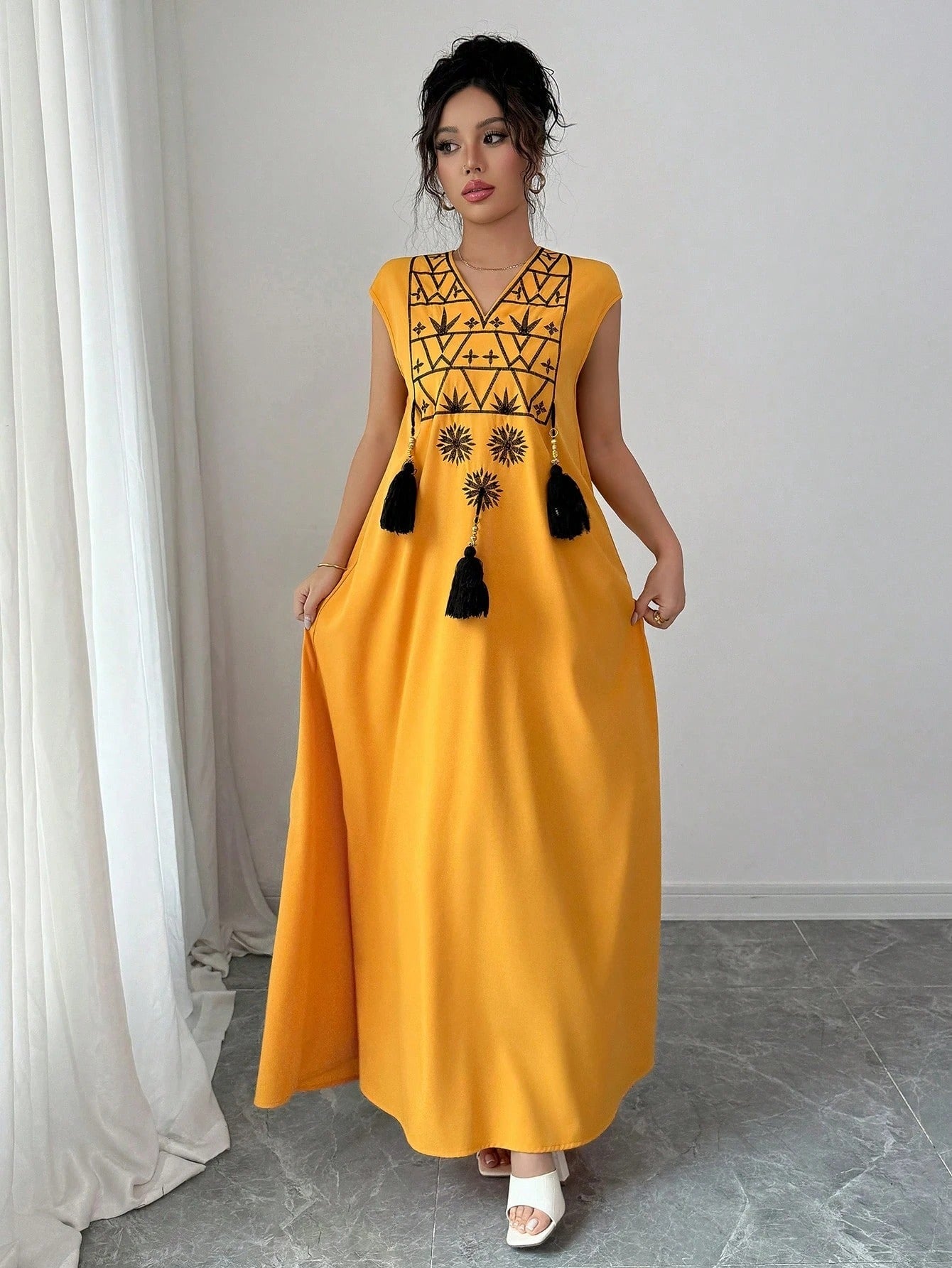 SHEIN Rafferiza فستان مستقيم فضفاض بياقة V بنمط مطرز وشراريب
