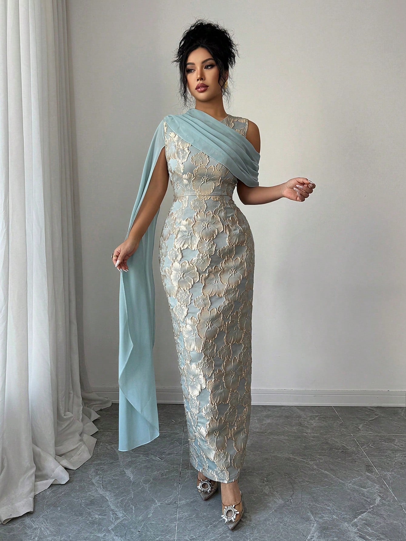 SHEIN Elenzga فستان ماكسي جاكارد ذهبي بوشاح شيفون