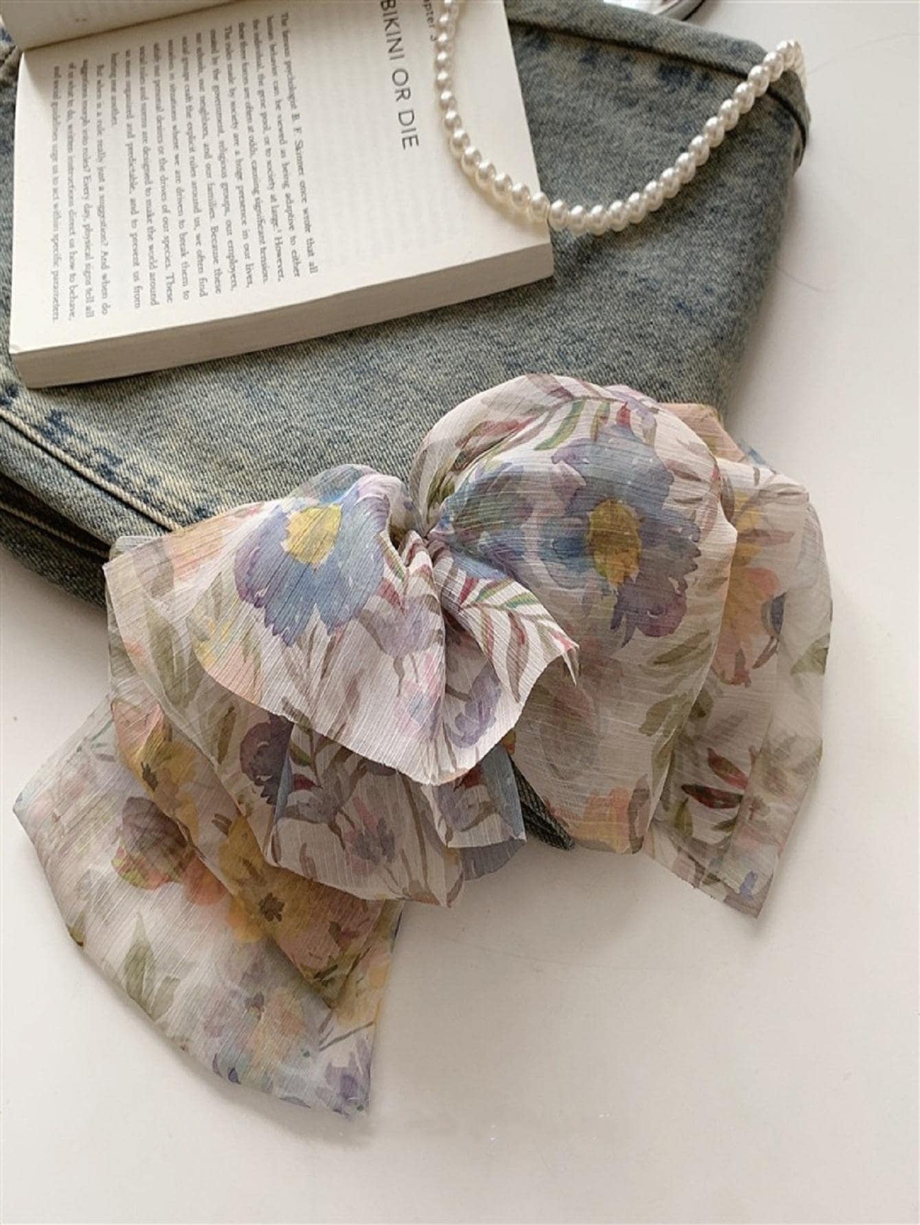 SHEIN مشبك شعر بشكل فراشة مزين بزهور