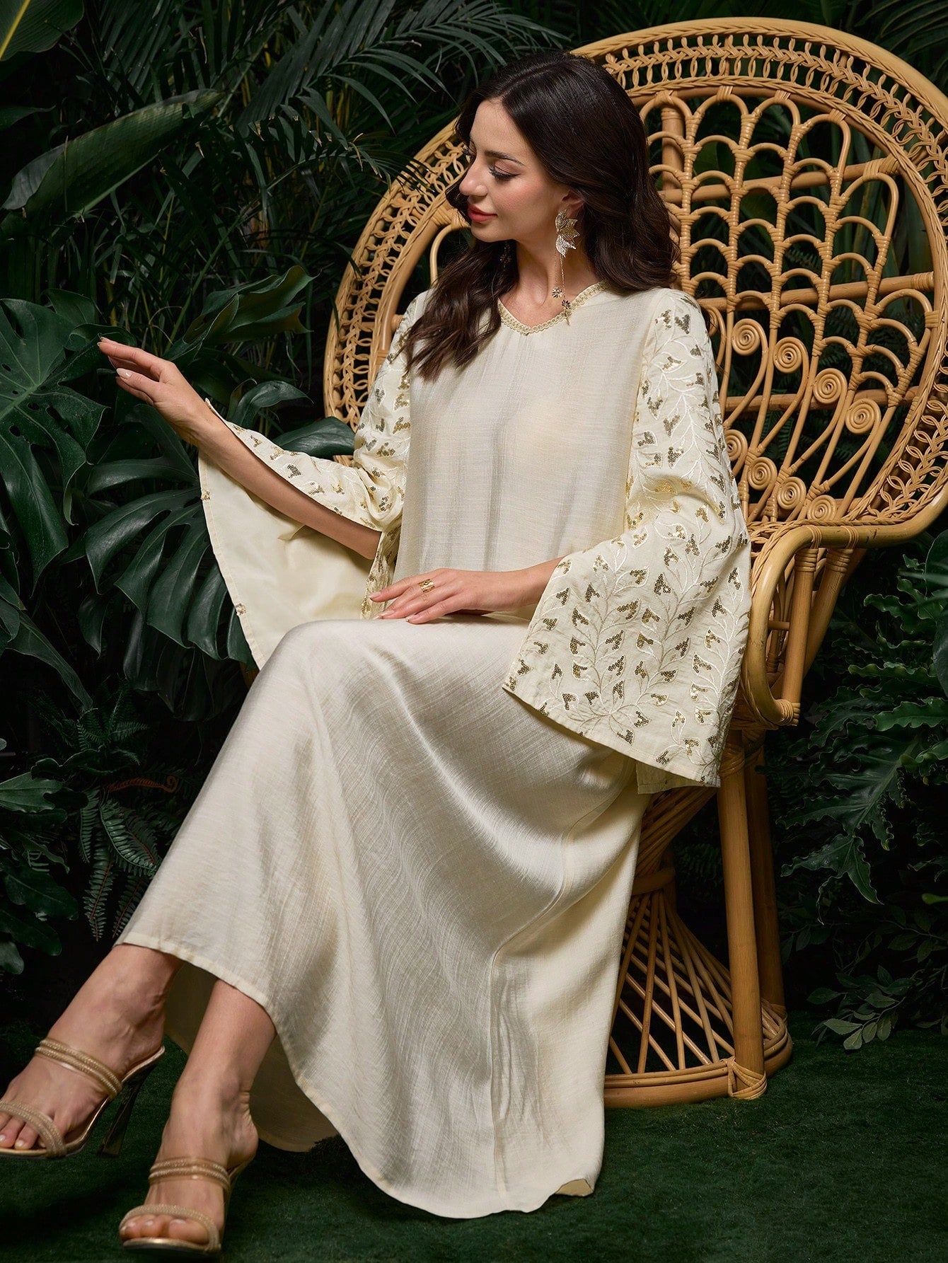 SHEIN Al Najma فستان رقبة V فضفاض بتطريز عربي أنيق