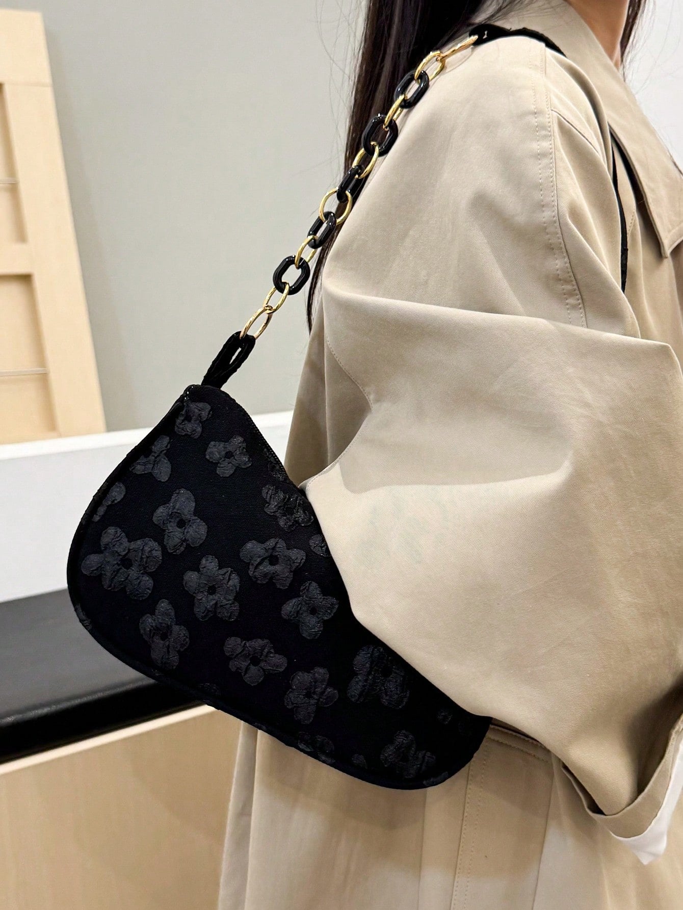 SHEIN حقيبة كتف نسائية خفيفة الوزن بلون أسود