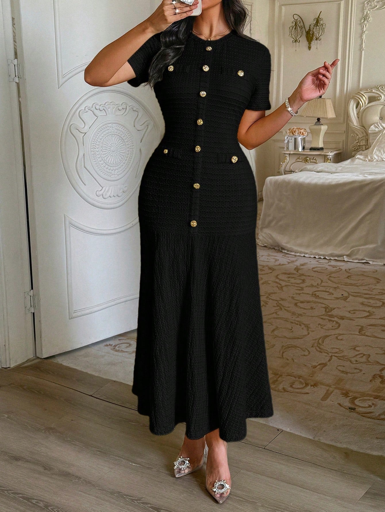 SHEIN بلوزة نسائية بأكمام قصيرة وياقة مستديرة مزينة بأزرار وجيوب