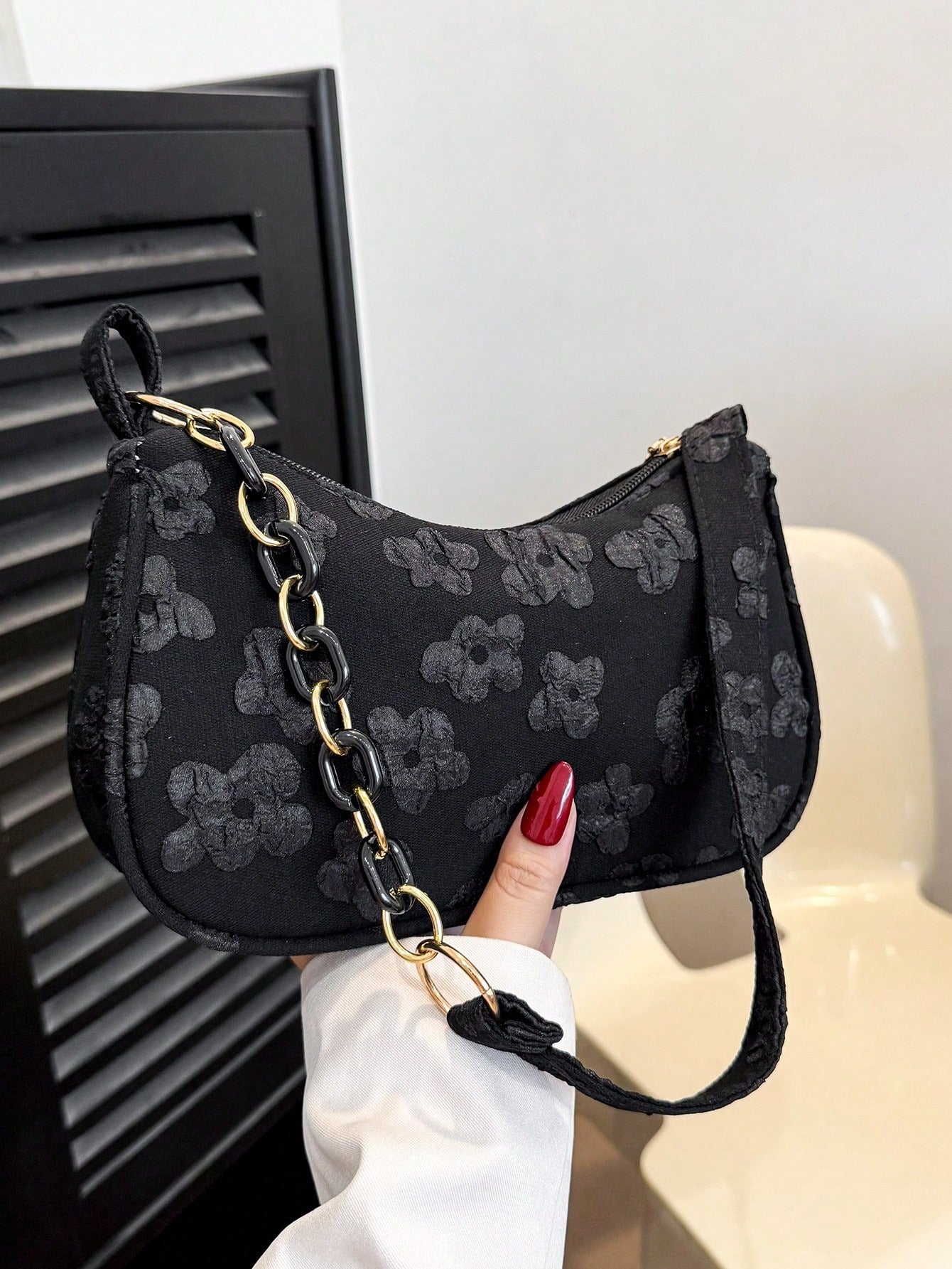 SHEIN حقيبة كتف نسائية خفيفة الوزن بلون أسود