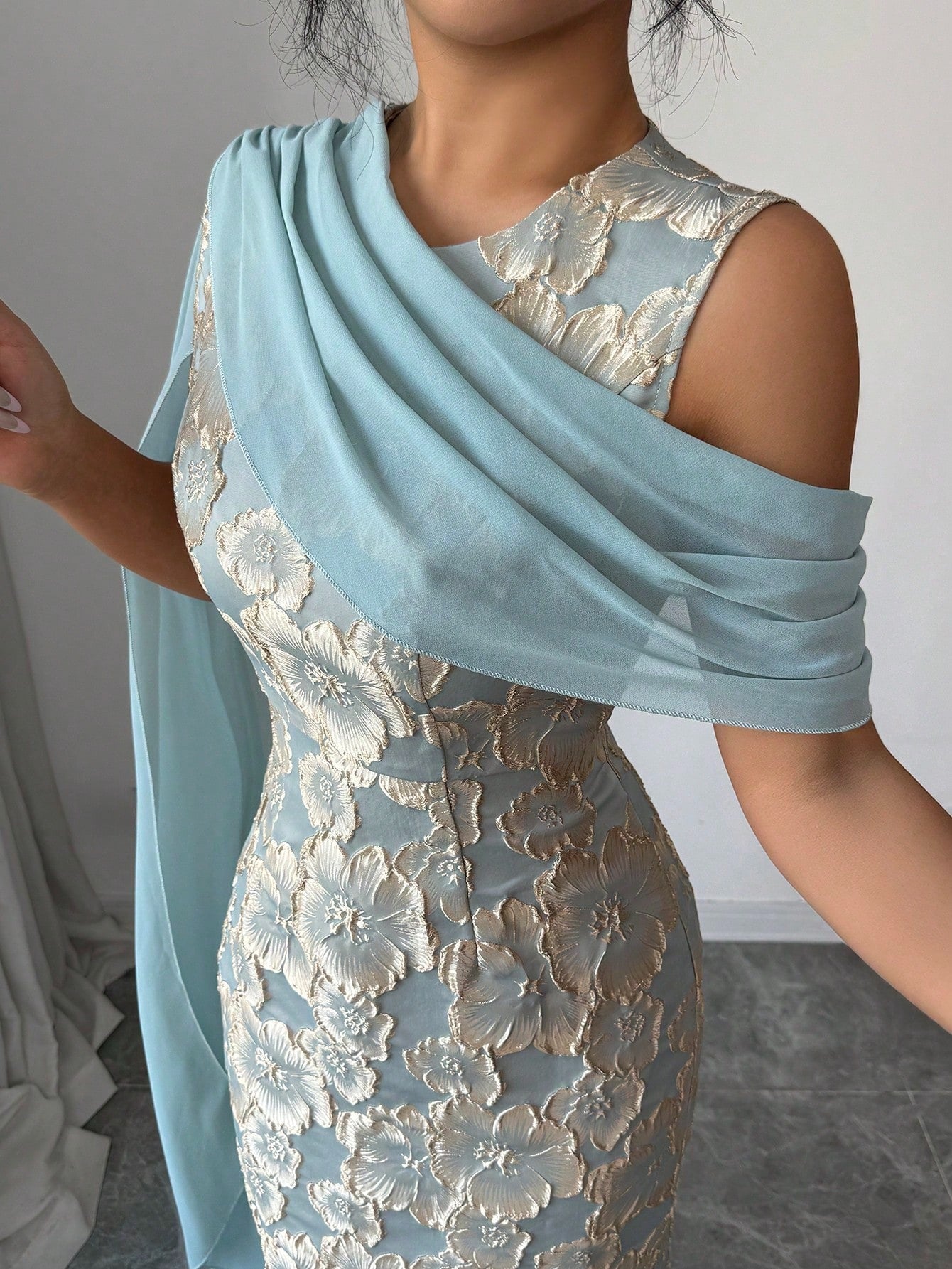 SHEIN Elenzga فستان ماكسي جاكارد ذهبي بوشاح شيفون