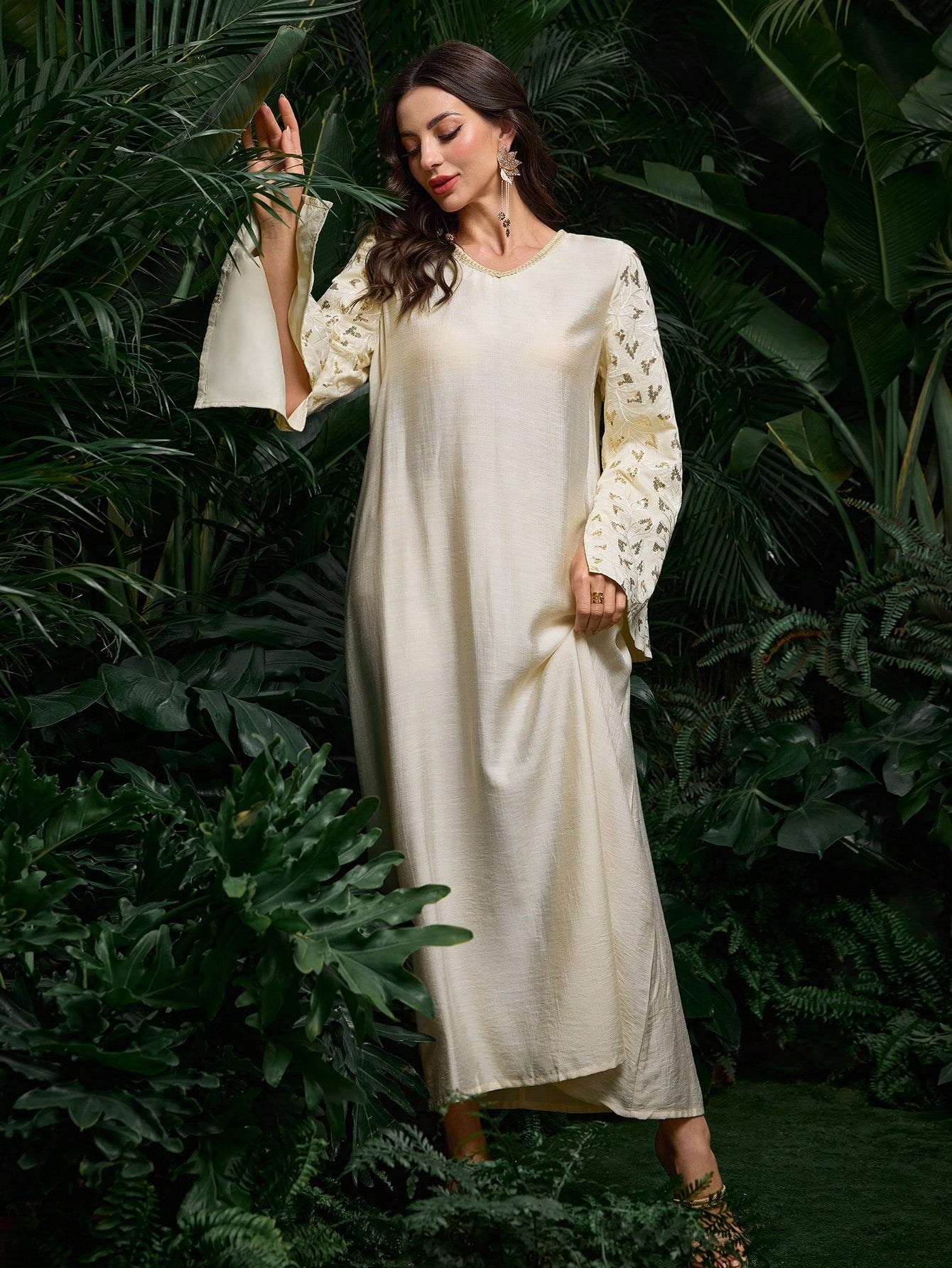 SHEIN Al Najma فستان رقبة V فضفاض بتطريز عربي أنيق