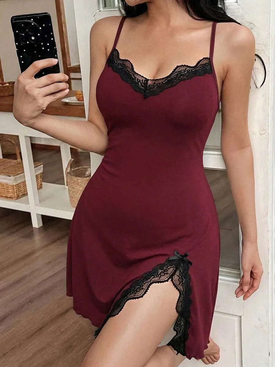 SHEIN فستان نوم ميني بحمالات سباغيتي ودانتيل وشق جانبي بلون عنابي