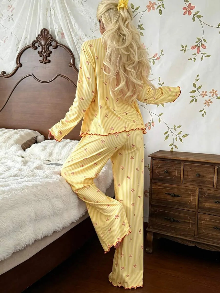 SHEIN CottageSlumber طقم بيجامة قطعتين مخطط بفيونكة وأكمام طويلة بلون أصفر