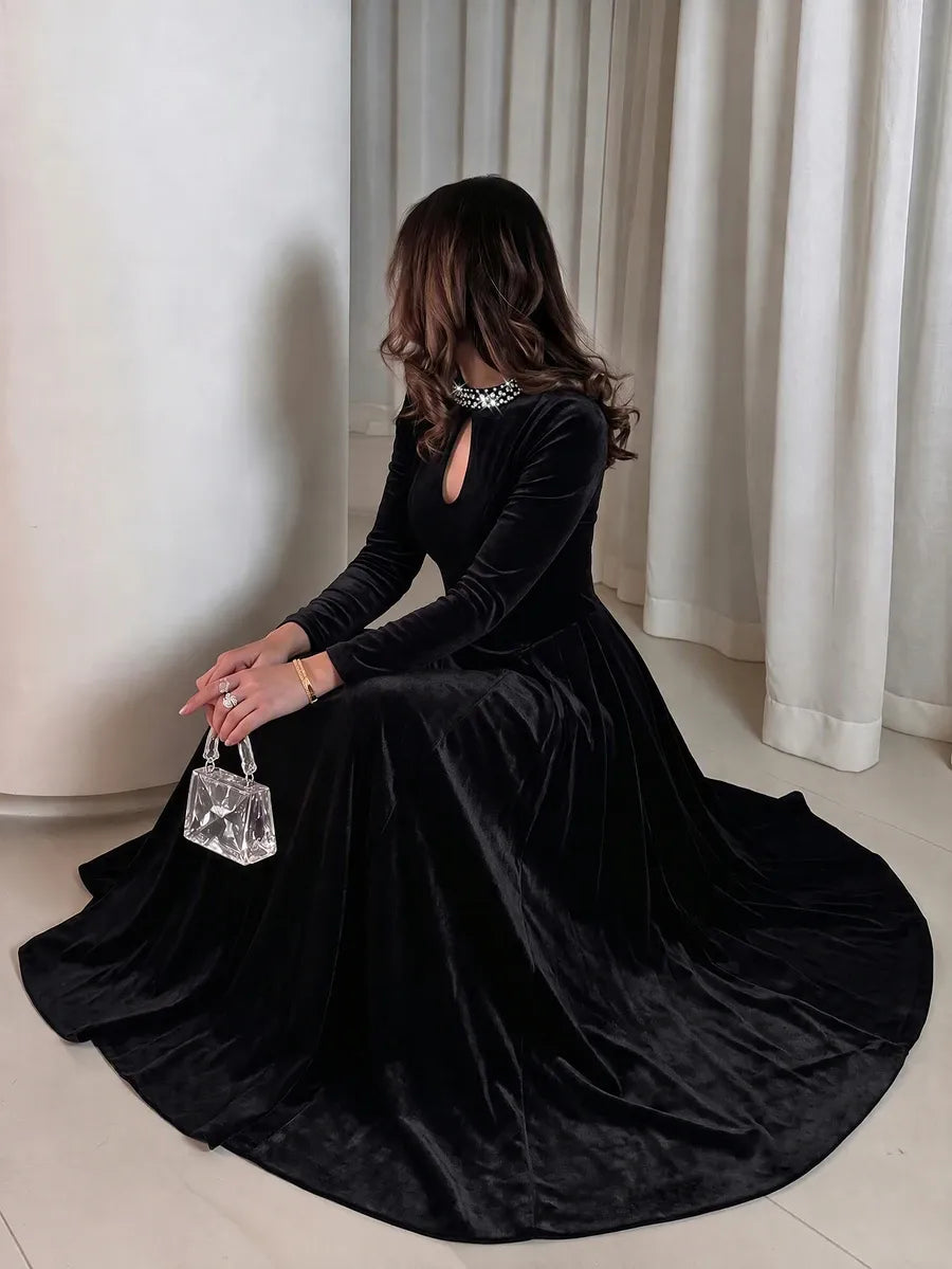 SHEIN NOVVYNE فستان مخملي ميدي بياقة عالية وأكمام طويلة وخصر محدد وتفاصيل لؤلؤ بلون أسود