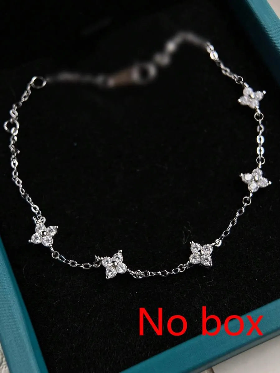 SHEIN Nooxian سوار نسائي بتصميم أربع أوراق برسيم مرصع بالزركونيا بلون فضي