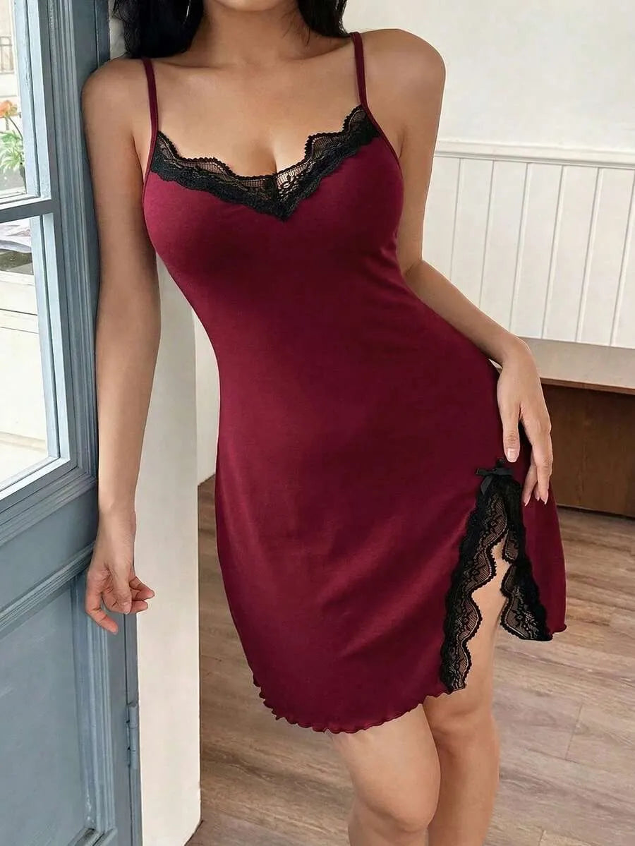 SHEIN فستان نوم ميني بحمالات سباغيتي ودانتيل وشق جانبي بلون عنابي
