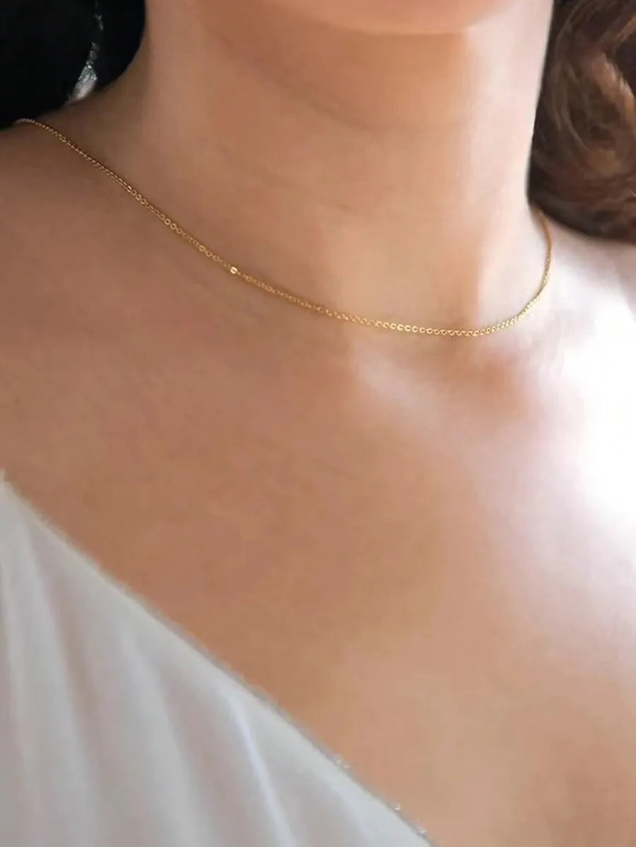 SHEIN قلادة نسائية بسيطة من اللؤلؤ الصناعي بتصميم سلسلة بلون ذهبي