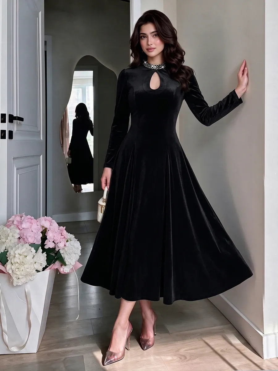 SHEIN NOVVYNE فستان مخملي ميدي بياقة عالية وأكمام طويلة وخصر محدد وتفاصيل لؤلؤ بلون أسود