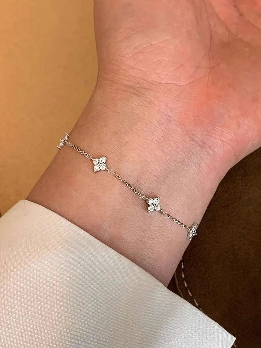 SHEIN Nooxian سوار نسائي بتصميم أربع أوراق برسيم مرصع بالزركونيا بلون فضي