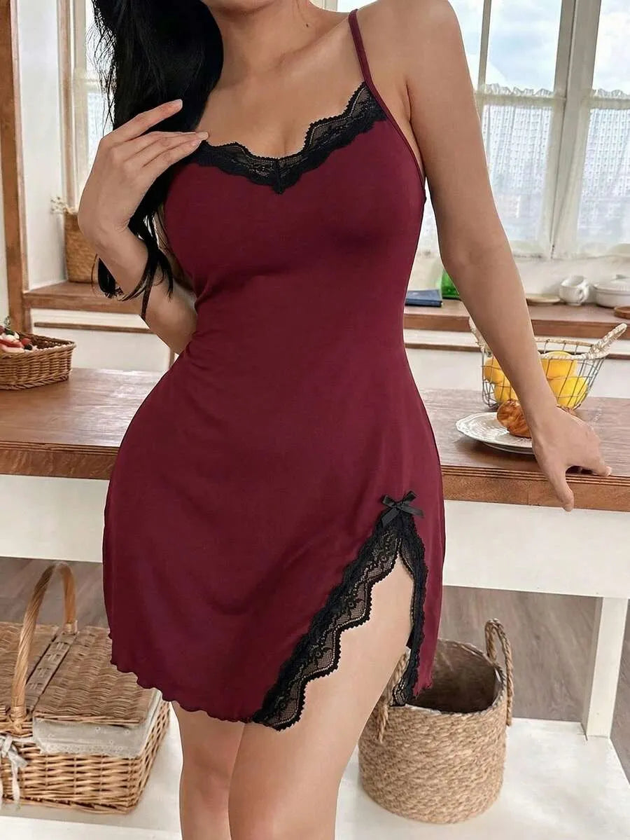 SHEIN فستان نوم ميني بحمالات سباغيتي ودانتيل وشق جانبي بلون عنابي