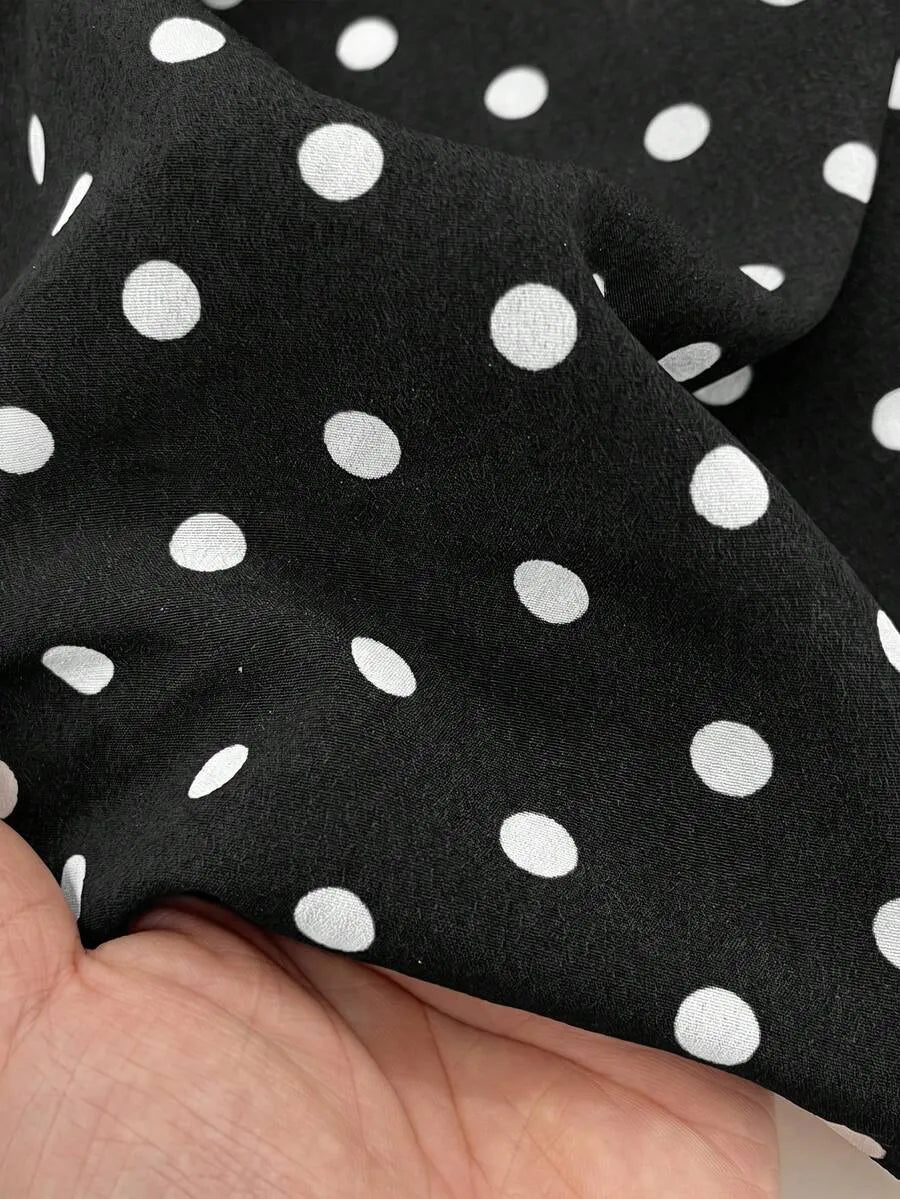 SHEIN Rusticease طقم نسائي قطعتين بلوزة بياقة كشكش وبنطال بلون الأسود والأبيض