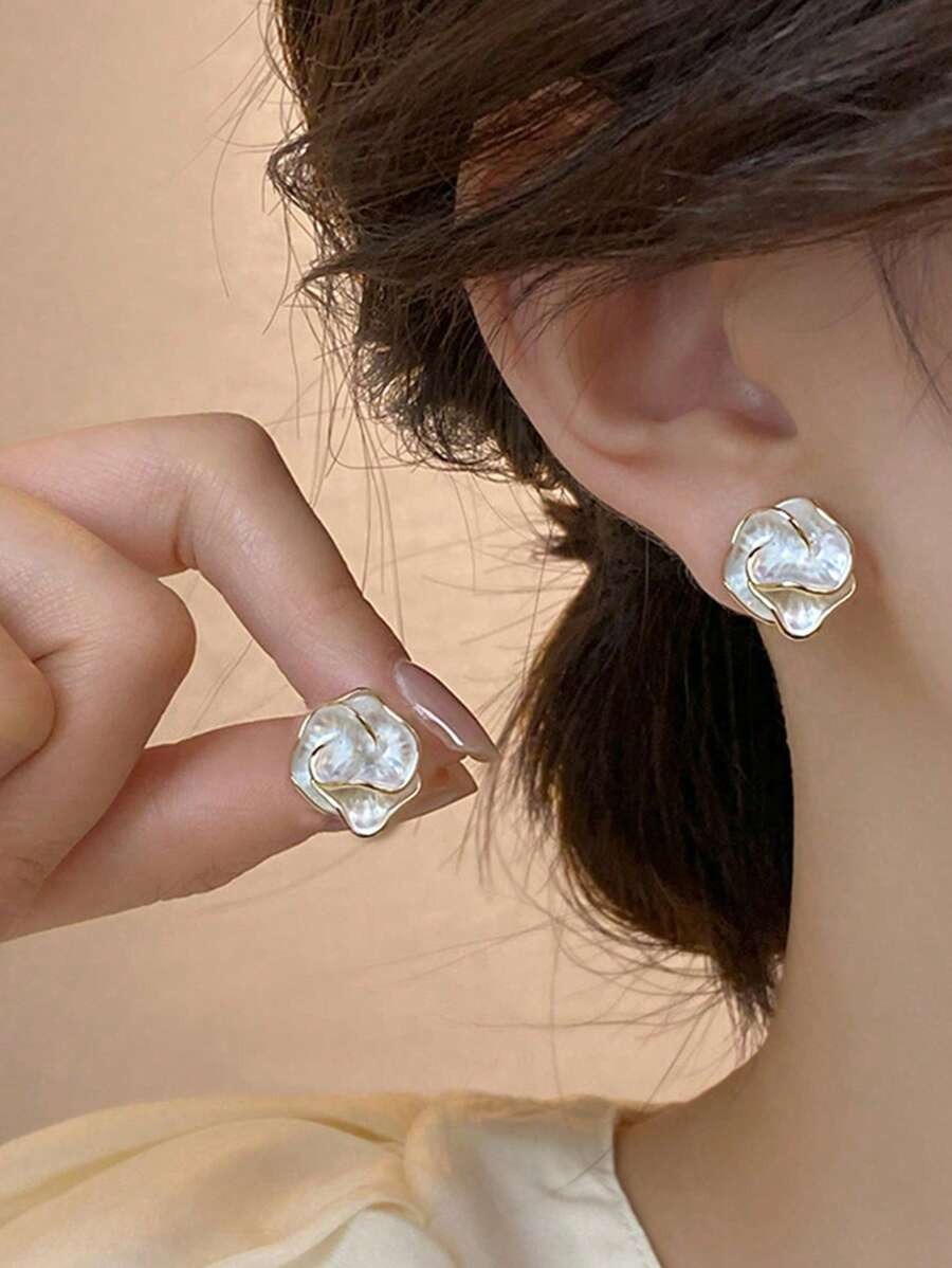 SHEIN اقراط بيضاء كاميليا غير متماثلة