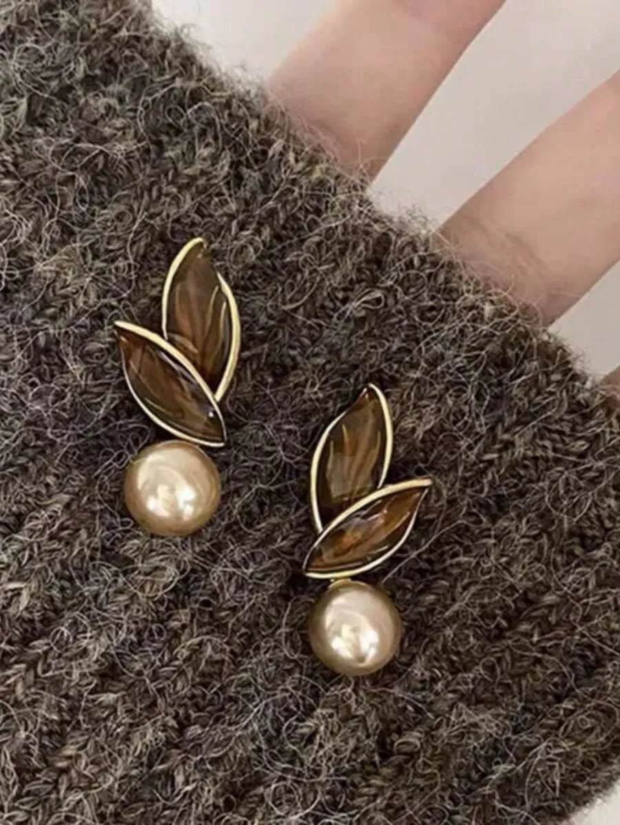 SHEIN أقراط نسائية بتصميم أوراق شجرة القهوة مزينة باللؤلؤ الصناعي بلون بني