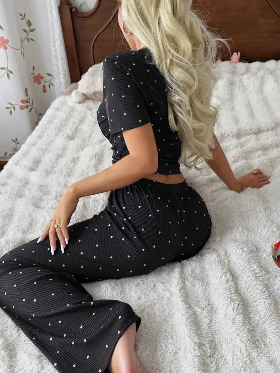 SHEIN CottageSlumber طقم بيجامة قطعتين بأكمام وبنطال طويل مزين بالقلب بلون أسود