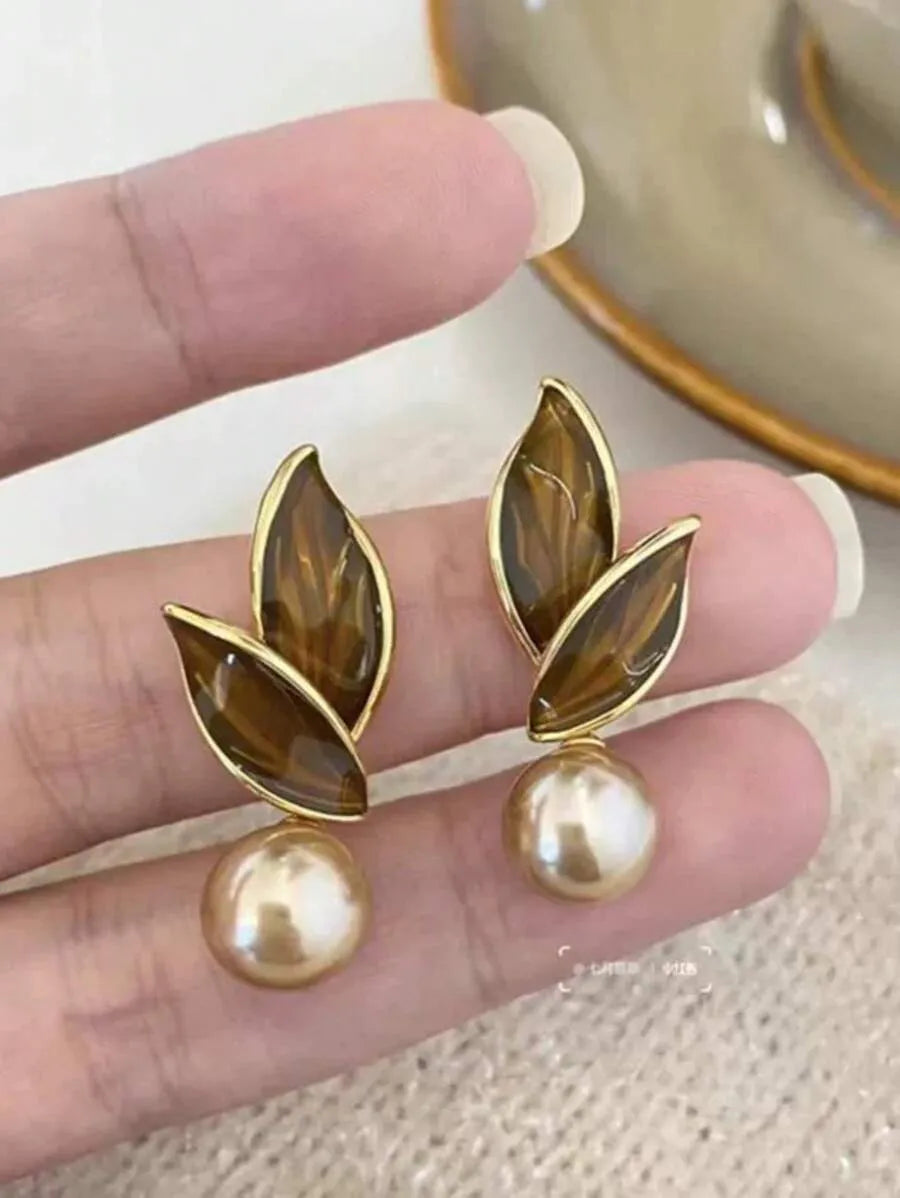 SHEIN أقراط نسائية بتصميم أوراق شجرة القهوة مزينة باللؤلؤ الصناعي بلون بني