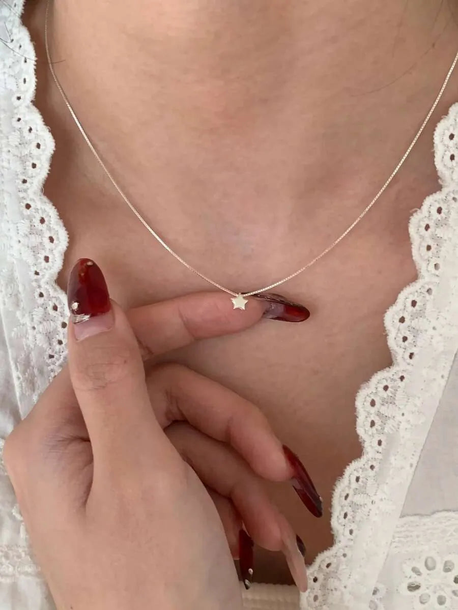 SHEIN قلادة نسائية بتصميم نجمة خماسية مزينة بالزركونيا بلون فضي