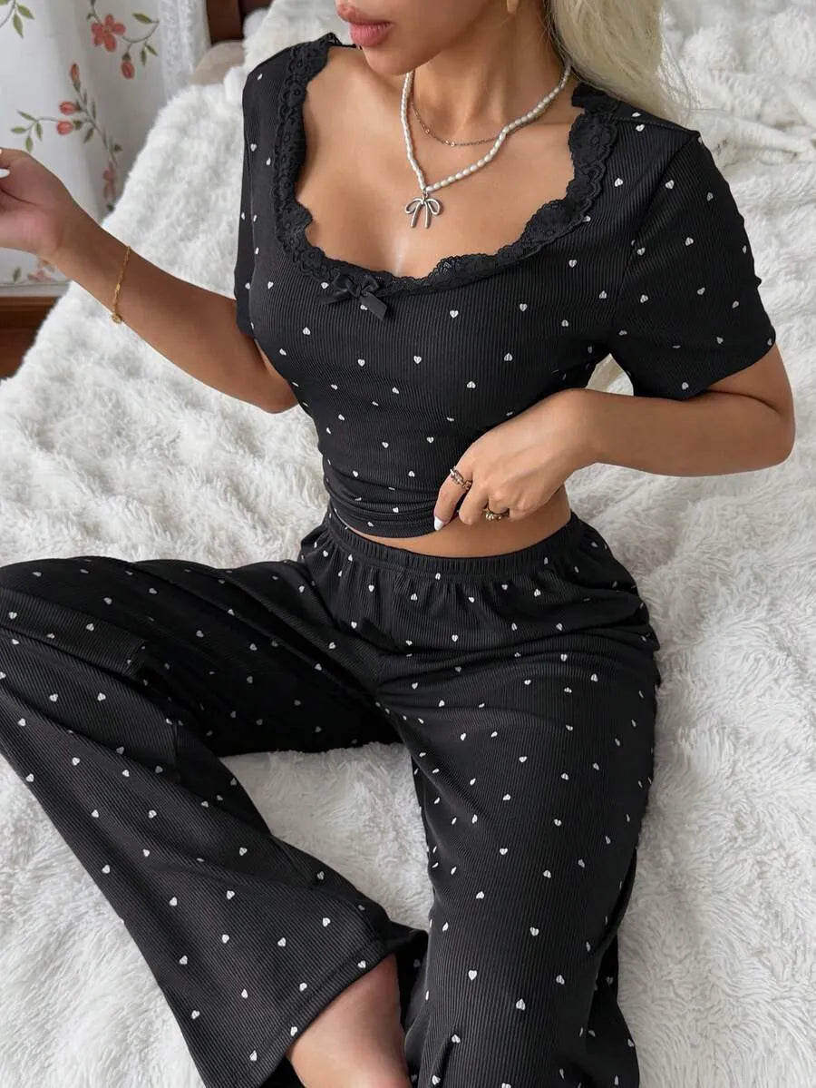 SHEIN CottageSlumber طقم بيجامة قطعتين بأكمام وبنطال طويل مزين بالقلب بلون أسود