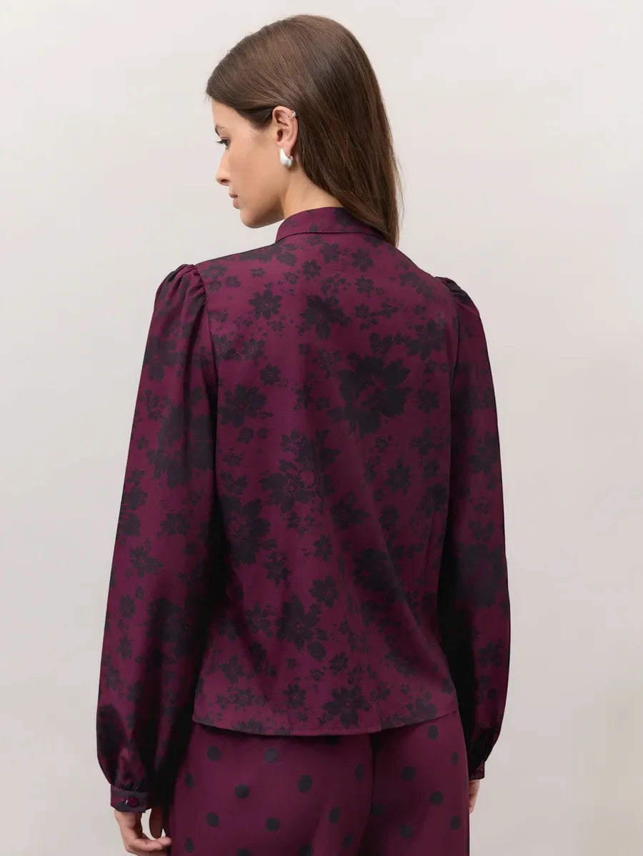 SHEIN Nöista طقم نسائي قطعتين بلوزة بياقة عالية وأزرار أمامية وبنطال واسع بنقشة زهور ونقاط بلون عنابي