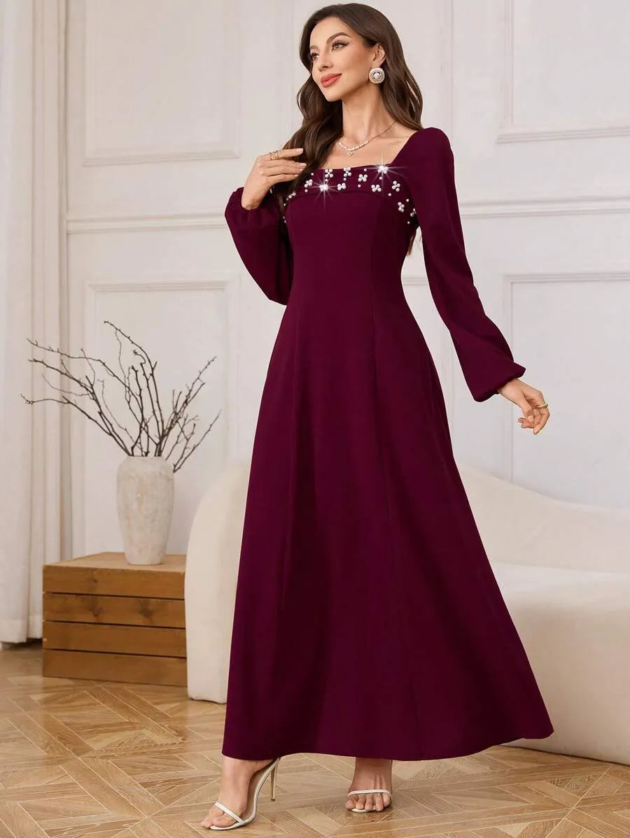 SHEIN Modelyn فستان طويل ضيق بياقة مربعة وأكمام فانوس وتفاصيل لؤلؤ بلون عنابي
