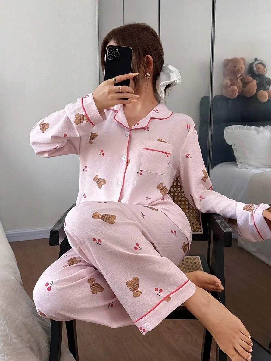 SHEIN طقم بيجامة قطعتين بأكمام طويلة بطبعة دب وكرز بلون وردي