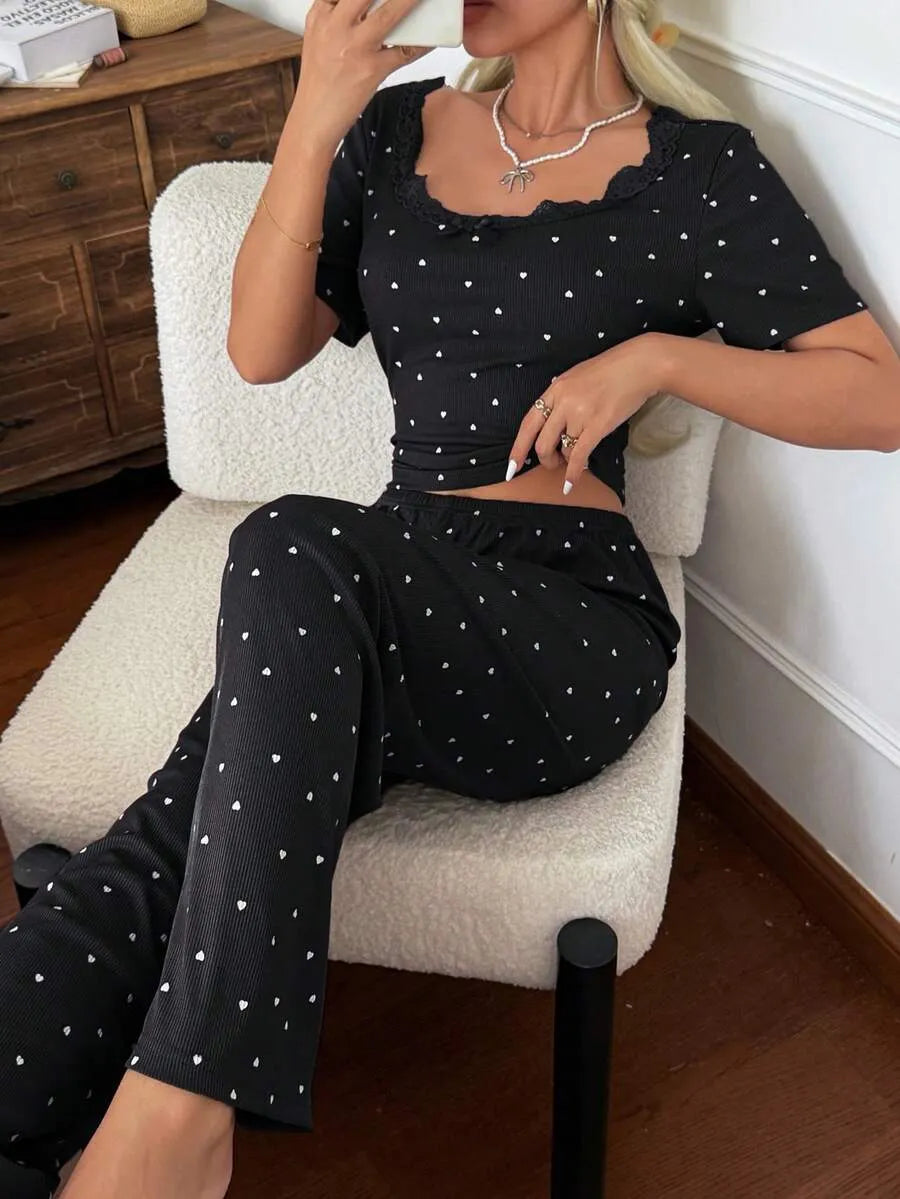 SHEIN CottageSlumber طقم بيجامة قطعتين بأكمام وبنطال طويل مزين بالقلب بلون أسود