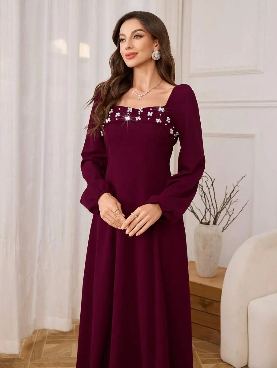 SHEIN Modelyn فستان طويل ضيق بياقة مربعة وأكمام فانوس وتفاصيل لؤلؤ بلون عنابي