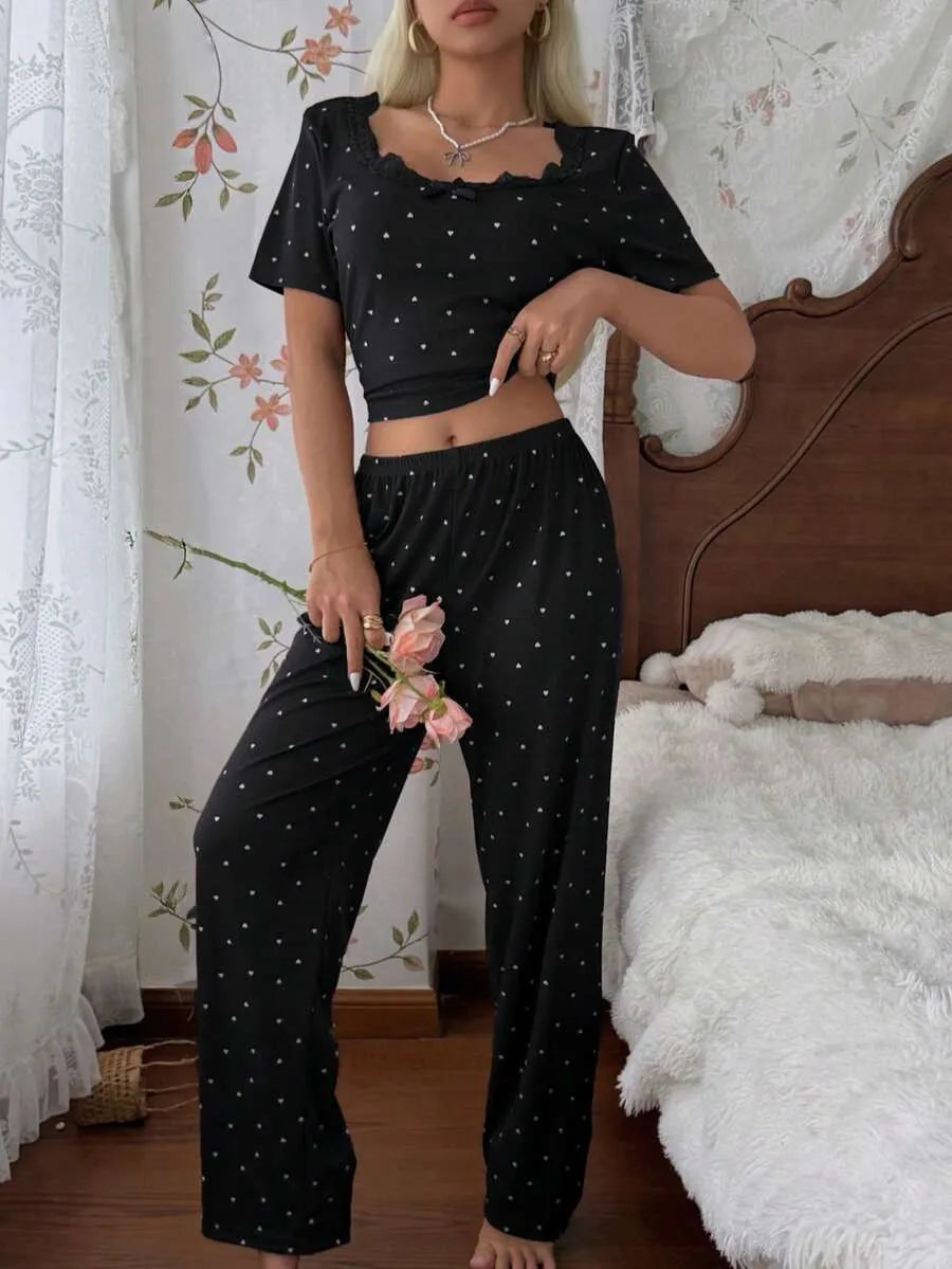 SHEIN CottageSlumber طقم بيجامة قطعتين بأكمام وبنطال طويل مزين بالقلب بلون أسود