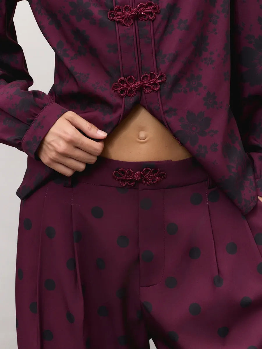 SHEIN Nöista طقم نسائي قطعتين بلوزة بياقة عالية وأزرار أمامية وبنطال واسع بنقشة زهور ونقاط بلون عنابي