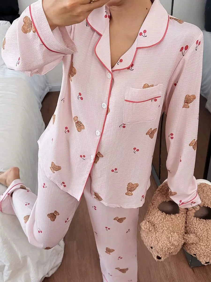 SHEIN طقم بيجامة قطعتين بأكمام طويلة بطبعة دب وكرز بلون وردي