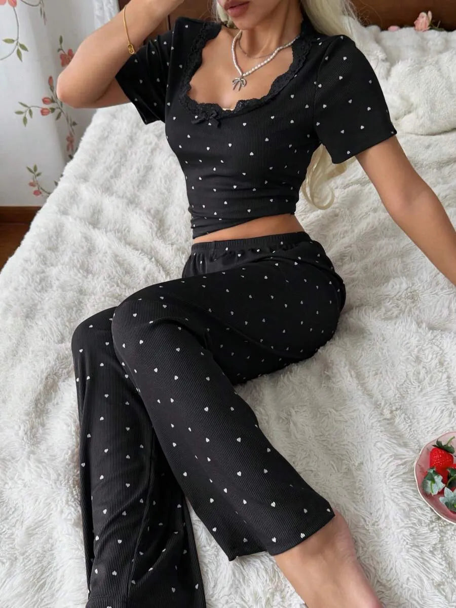 SHEIN CottageSlumber طقم بيجامة قطعتين بأكمام وبنطال طويل مزين بالقلب بلون أسود