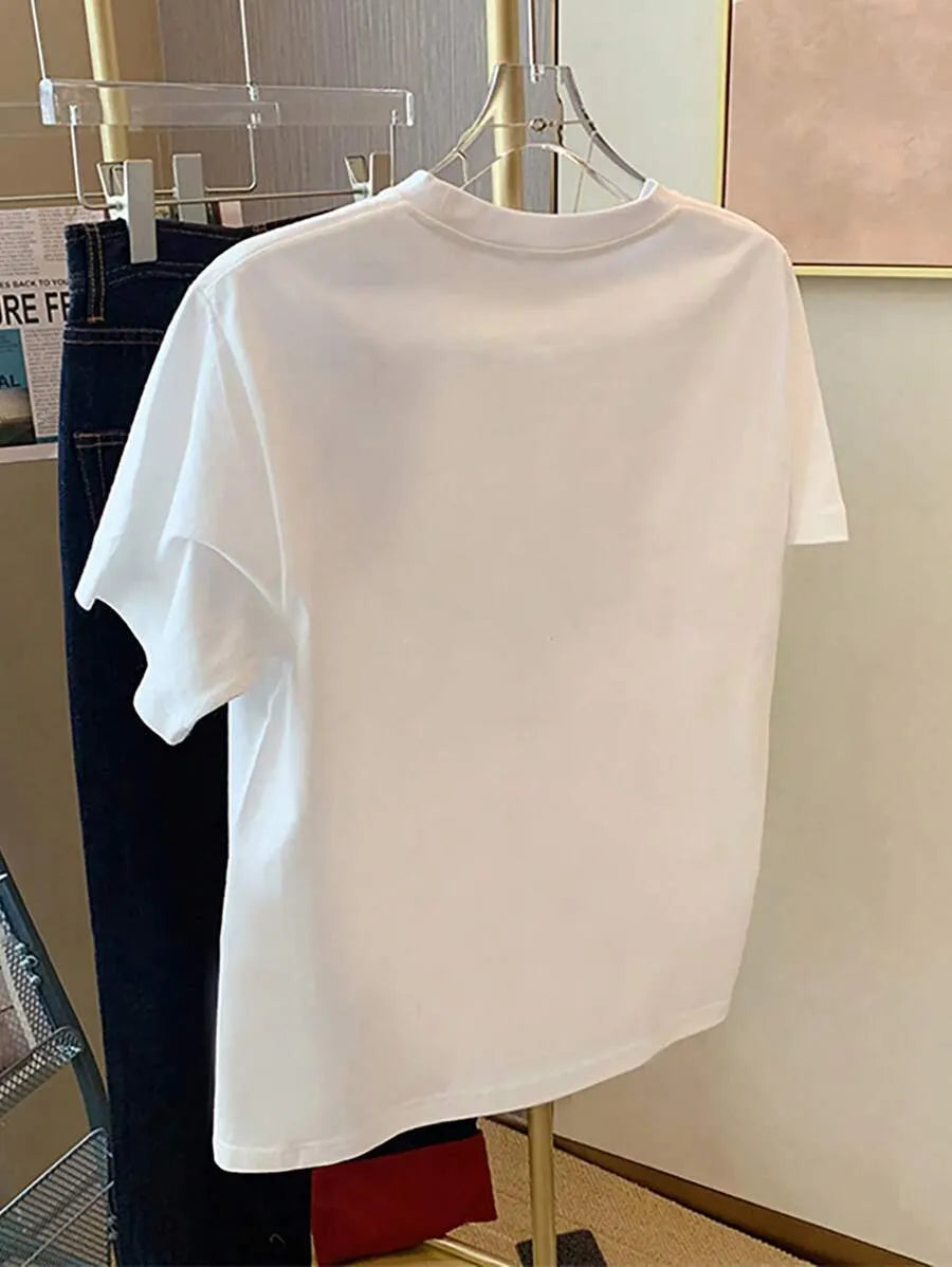 SHEIN تي شيرت نسائي بأكمام قصيرة وياقة دائرية مطرز بطبعة فارس بلون أبيض