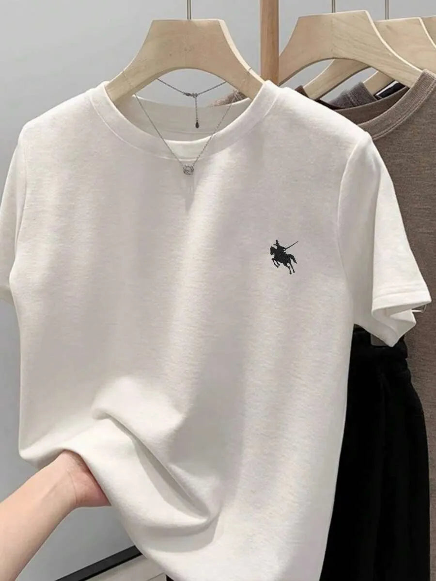 SHEIN تي شيرت نسائي بأكمام قصيرة وياقة دائرية مطرز بطبعة فارس بلون أبيض