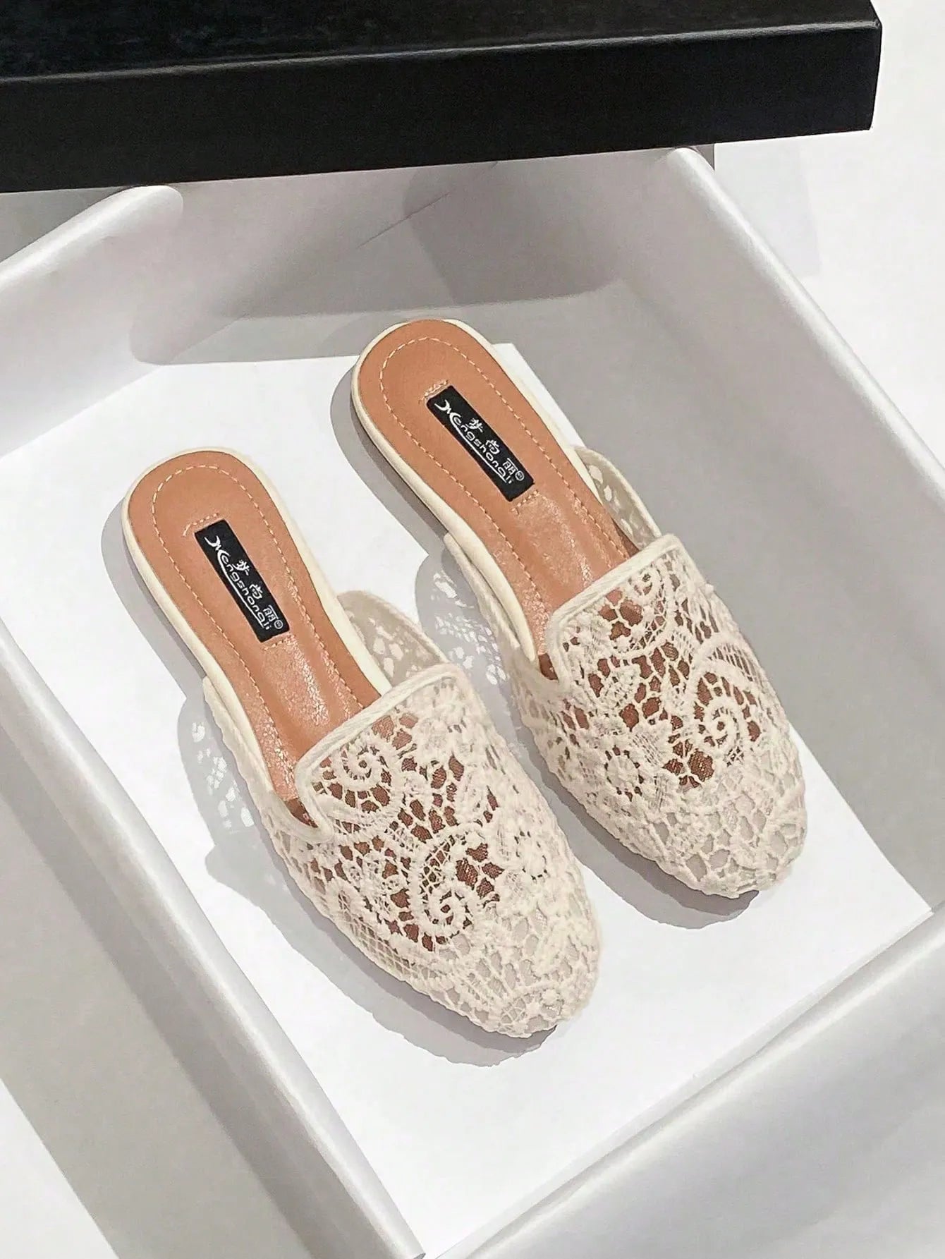 SHEIN Mengshangli صنادل نسائية مسطحة مفرغة بتصميم بوهيمي