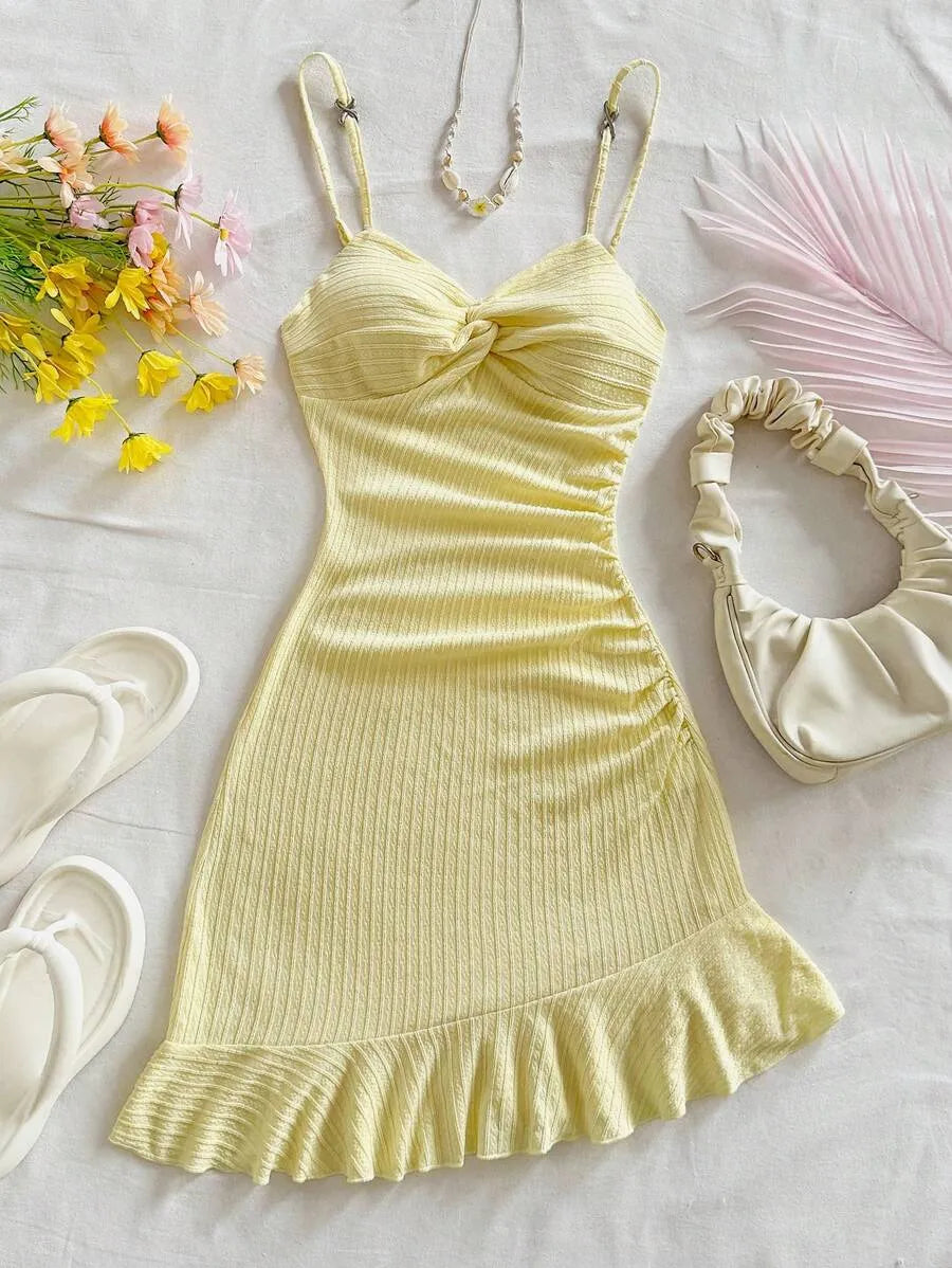 SHEIN Soleia فستان أصفر ميني ضيق بحمالات رفيعة وتفاصيل ثنيات وكشكش