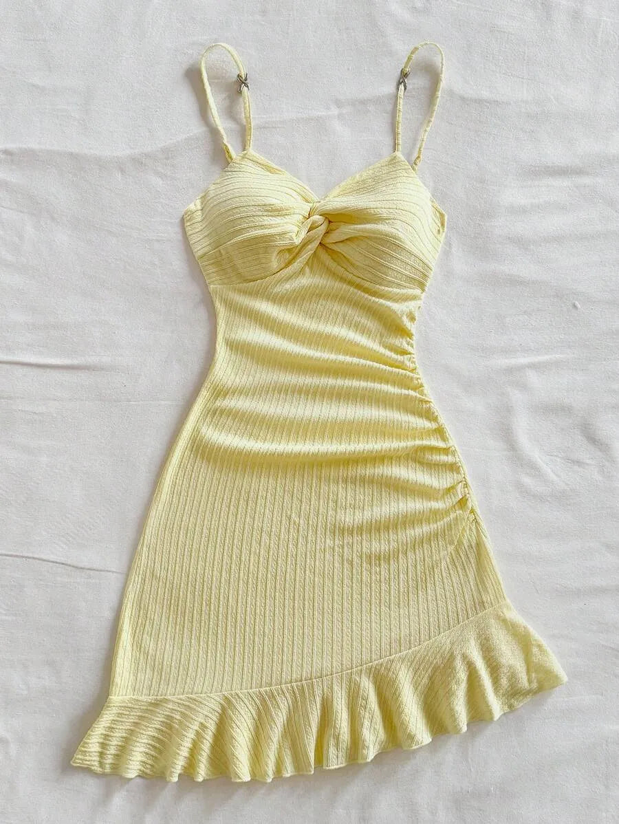 SHEIN Soleia فستان أصفر ميني ضيق بحمالات رفيعة وتفاصيل ثنيات وكشكش