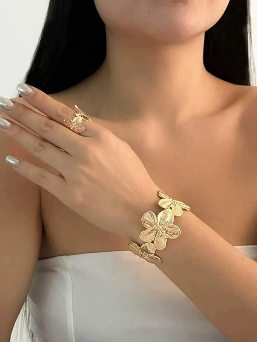 SHEIN طقم سوار وخاتم نسائي بتصميم زهور من الفولاذ المقاوم للصدأ