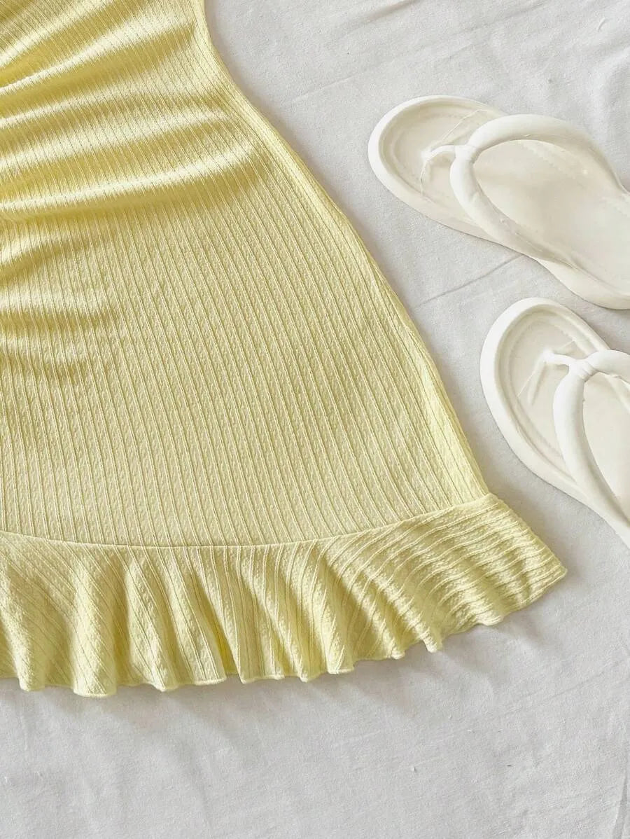 SHEIN Soleia فستان أصفر ميني ضيق بحمالات رفيعة وتفاصيل ثنيات وكشكش