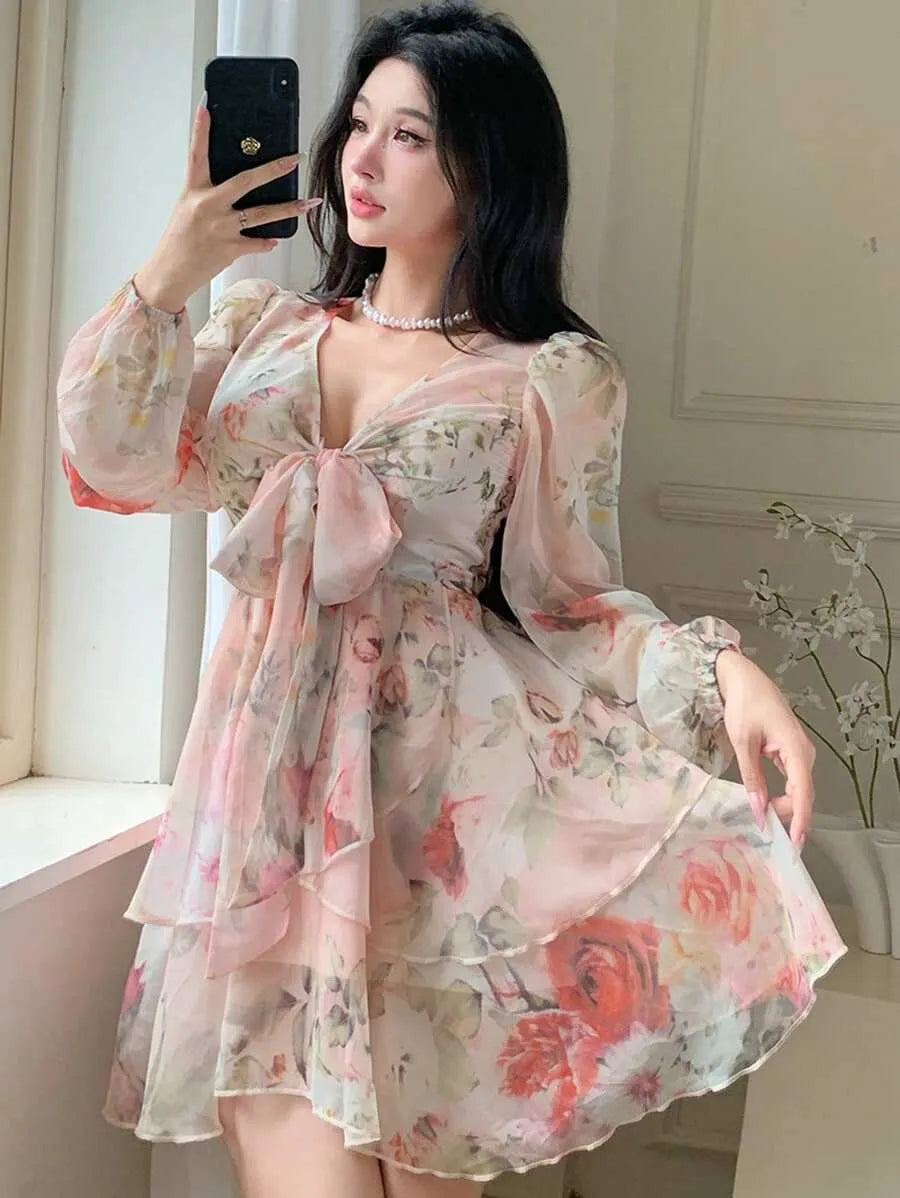 SHEIN DAZY فستان وردي ميني واسع  وأكمام طويلة واسعة بطبعة زهور